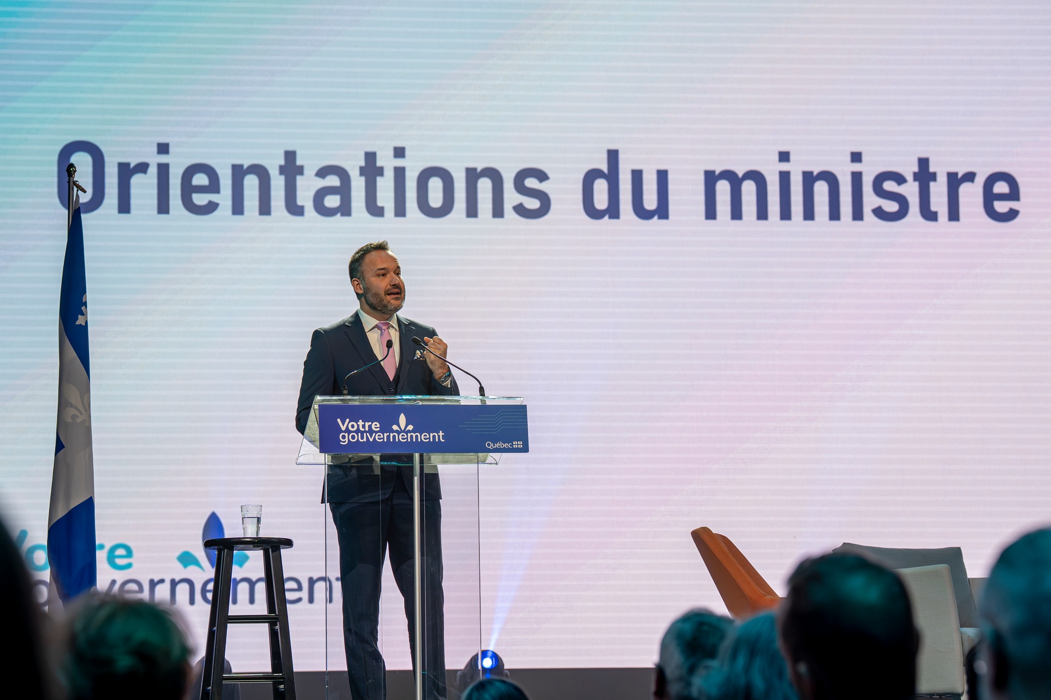 POLITIQUE: Le ministre Lacombe rencontre le milieu des arts et des ...